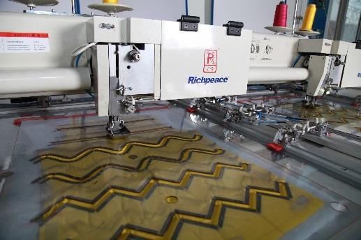 Máquina de costura programada CNC